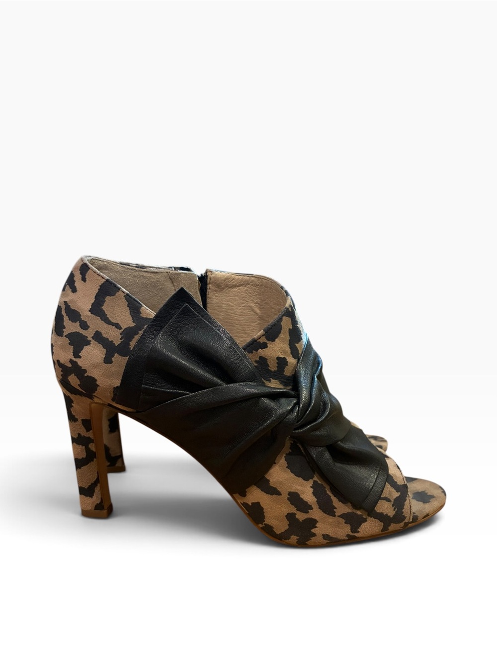 Louise et Cie leopard-print peep-toe featuring a leather band w/black bow 8M